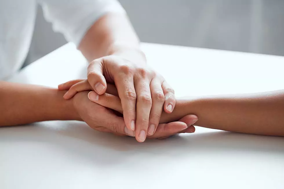 Helfende Hände, die Trost in Zeiten von Trauer spenden